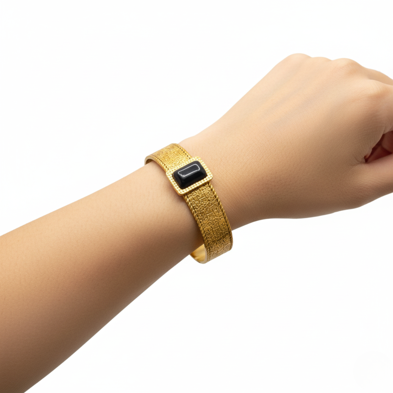 Pulsera Brazalete Ancho con Piedra Rectangular Negra y Grabado 100% Acero Bañado en Oro 18K
