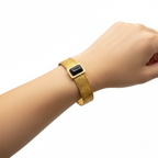 Pulsera Brazalete Ancho con Piedra Rectangular Negra y Grabado 100% Acero Bañado en Oro 18K