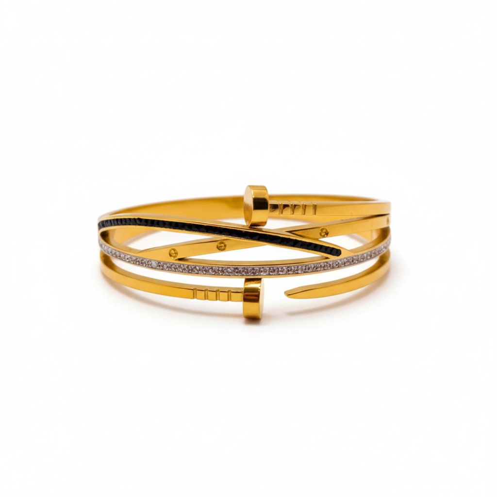 Pulsera Rígida Diseño Entrelazado con Clavo, Circonitas y Esmalte Negro 100% Acero Bañado en Oro 18K
