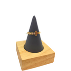 Anillo de Diseño Moderno con Detalles Brillantes y Letra "T" - 100% Acero Bañado en Oro de 18K