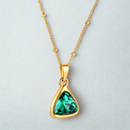 Collar Triángulo con Cristal Esmeralda - Acero Inoxidable Bañado en Oro