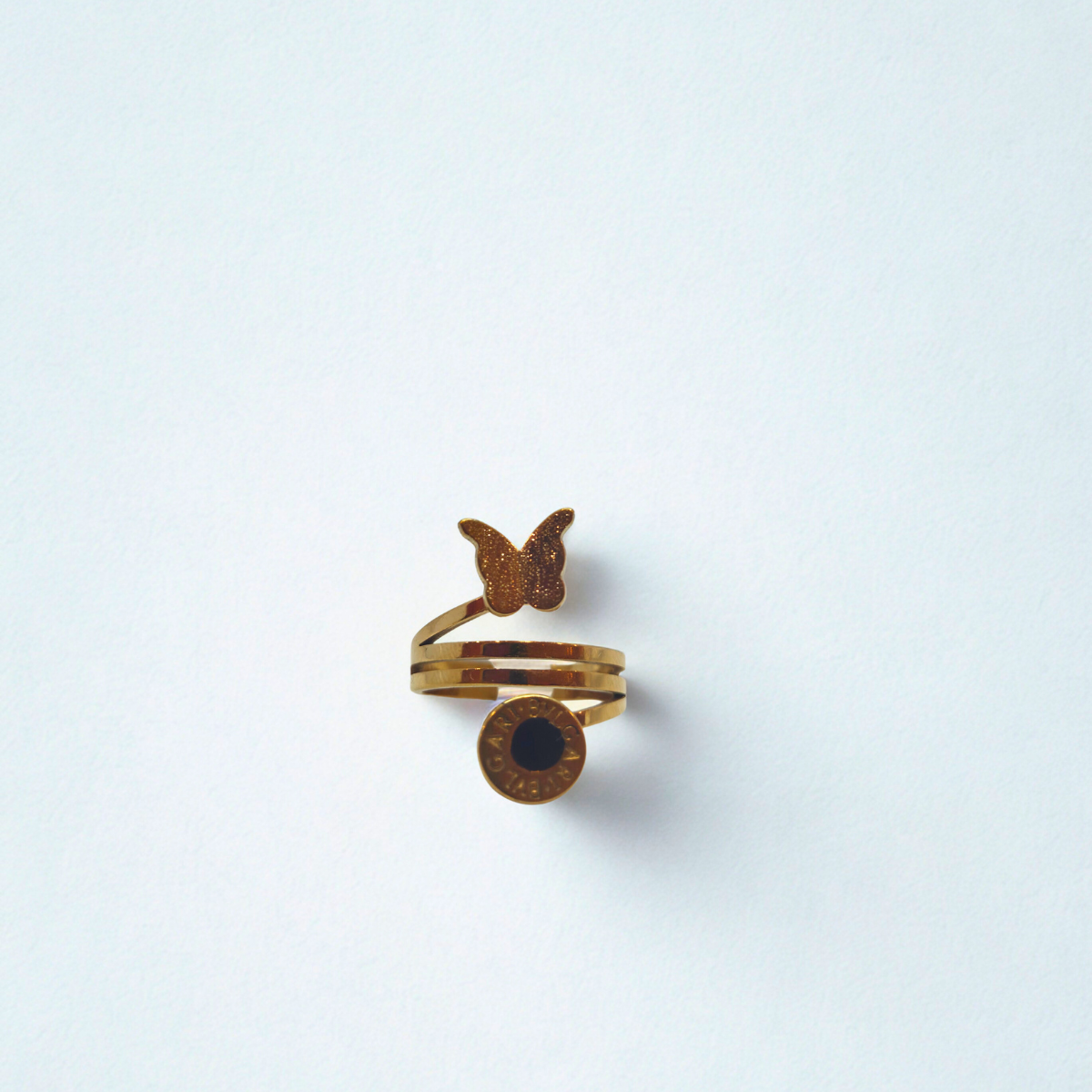 Anillo de Diseño Triple con Mariposa y Círculo Grabado - 100% Acero Bañado en Oro de 18K