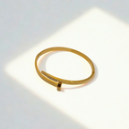 Pulsera Rígida Diseño Clavo con Circonitas - 100% Acero Bañado en Oro 18K