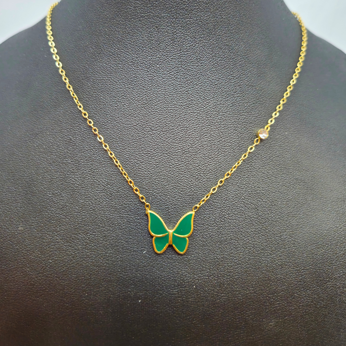 Collar con Colgante de Mariposa Esmaltada Verde y Circonitas - 100% Acero Bañado en Oro 18K