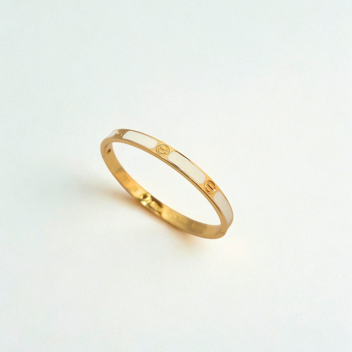 Pulsera Brazalete de Acero Chapado en Oro de 18K 100% con Detalles Esmaltados en Blanco