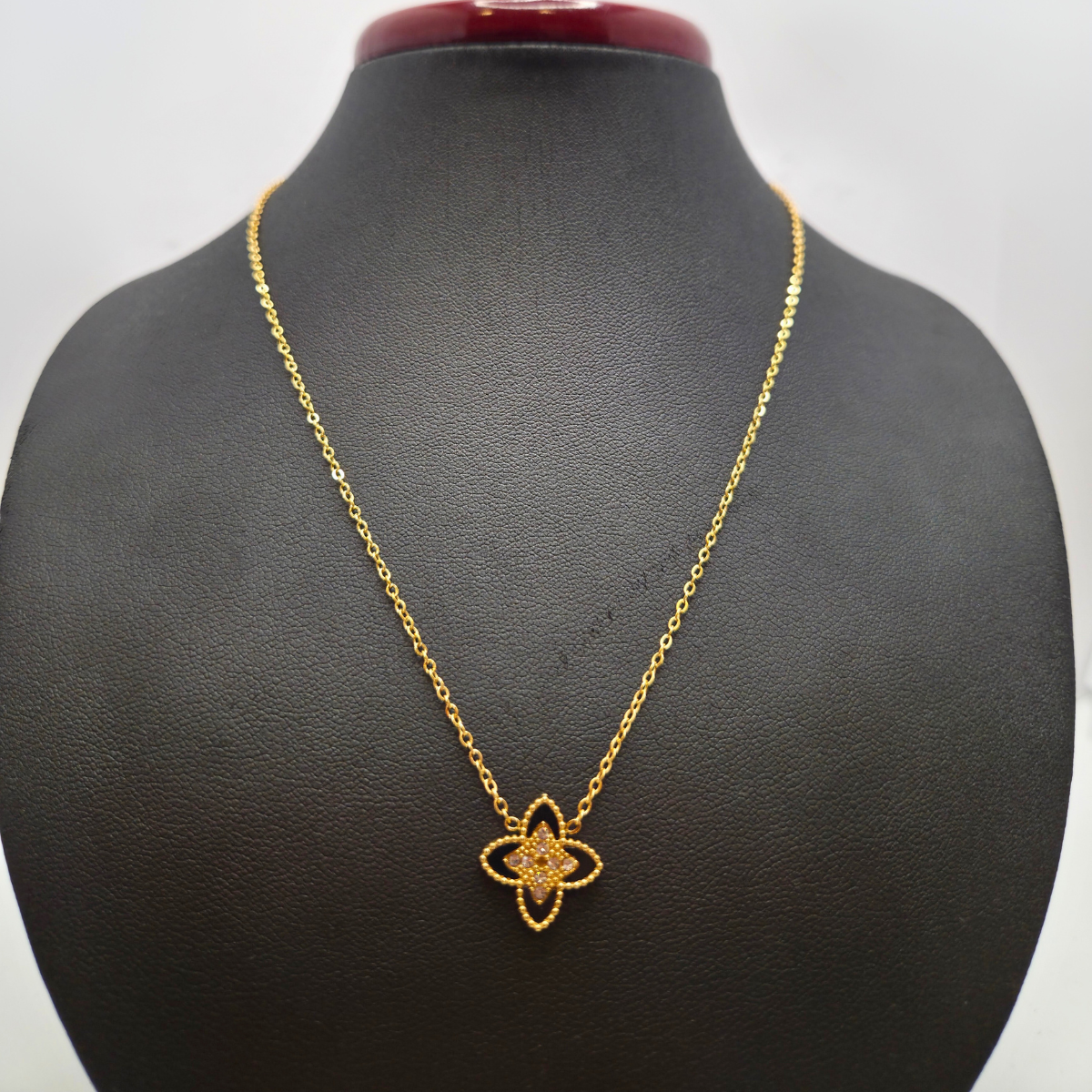 Collar con Colgante Flor de Cuatro Pétalos con Circonitas 100% Acero Bañado en Oro 18K