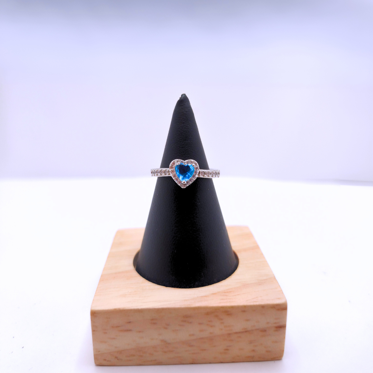 Anillo Ajustable "Corazón Celeste" con Circonita Azul – Acero Bañado en Oro Blanco 18K