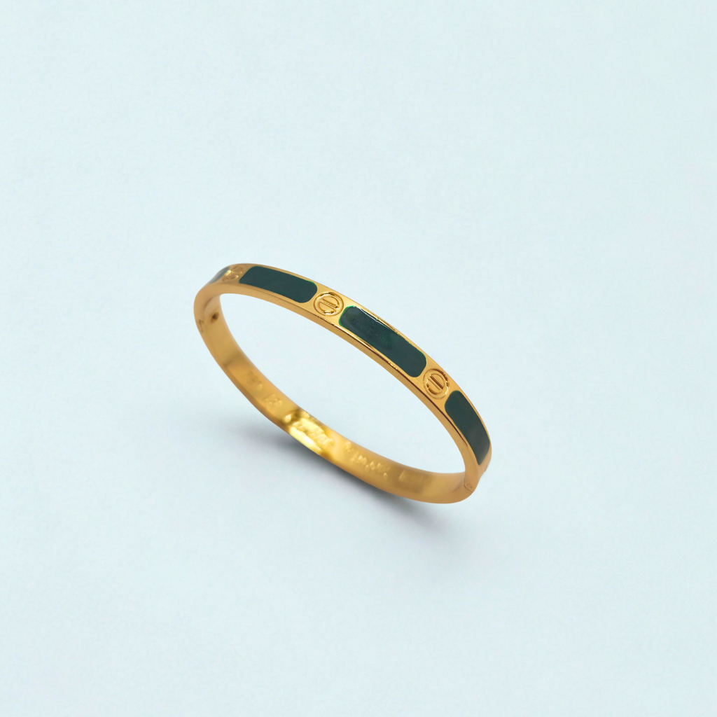 Pulsera Brazalete de Acero Chapado en Oro de 18K 100% con Detalles Esmaltados en Verde Oscuro