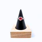 Anillo Ajustable "Emperatriz" con Circonita en Forma de Pera y Halo – Acero Bañado en Oro Blanco 18K