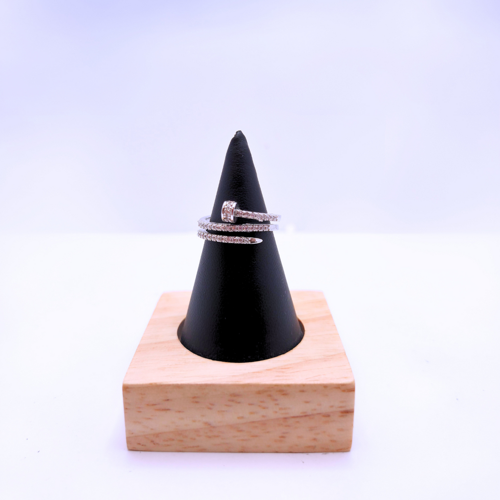 Anillo Ajustable "Clavo Rebeldía" Plateado con Circonitas – Acero Bañado en Oro Blanco 18K