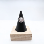 Anillo Ajustable "Gala" con Circonita Oval y Halo – Acero con Baño de Oro Blanco 18K