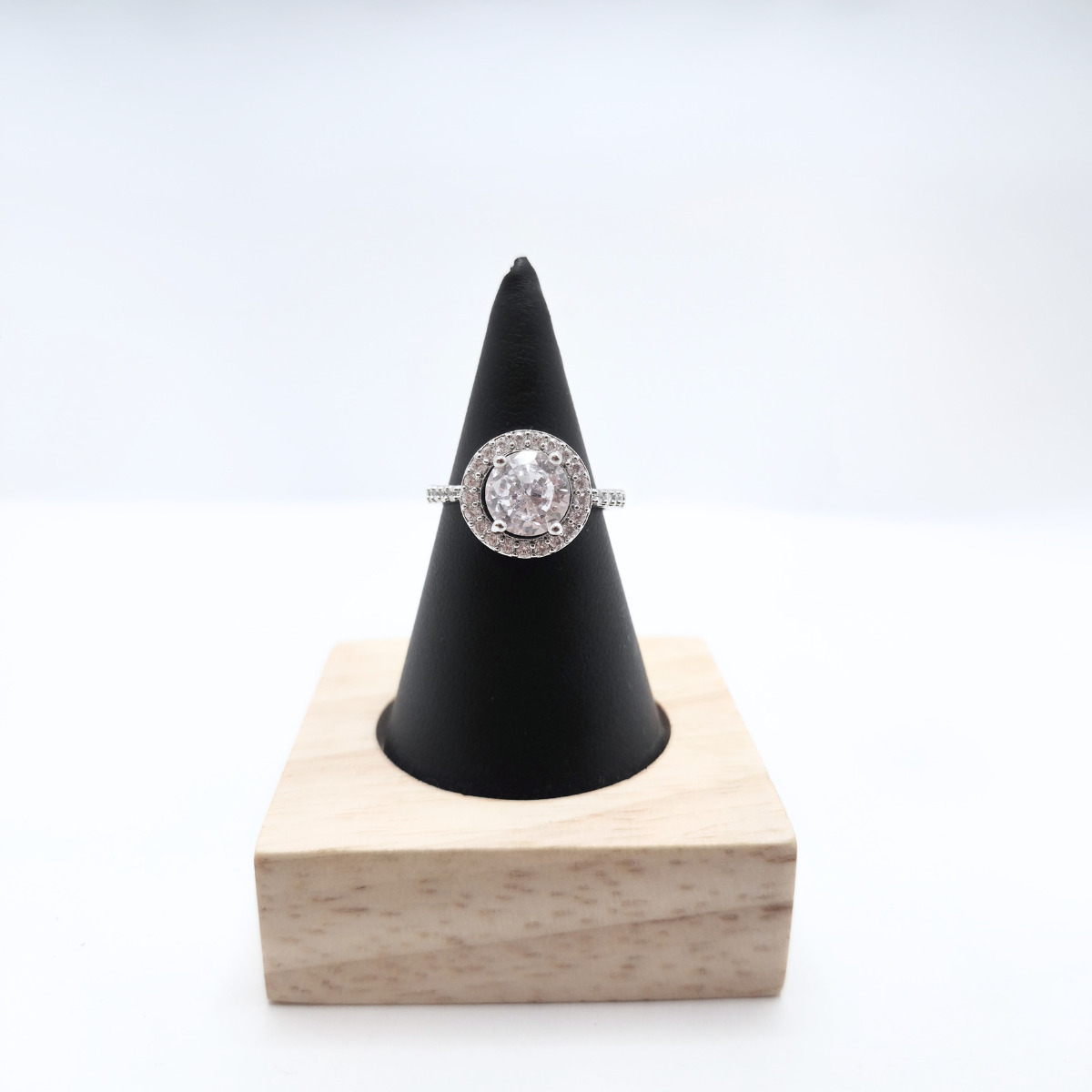 Anillo Ajustable "Gala" con Circonita Oval y Halo – Acero con Baño de Oro Blanco 18K