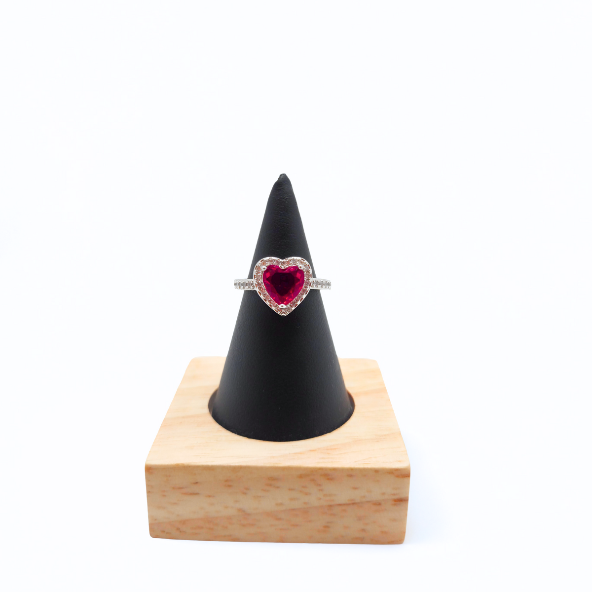 Anillo Ajustable "Reina de Corazones" con Circonita Roja y Halo – Acero Bañado en Oro Blanco 18K