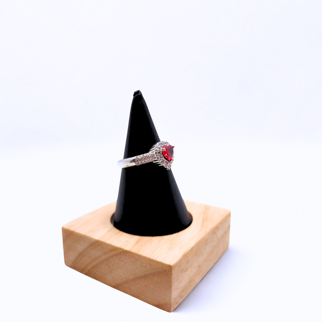 Anillo Ajustable "Emperatriz" con Circonita en Forma de Pera y Halo – Acero Bañado en Oro Blanco 18K