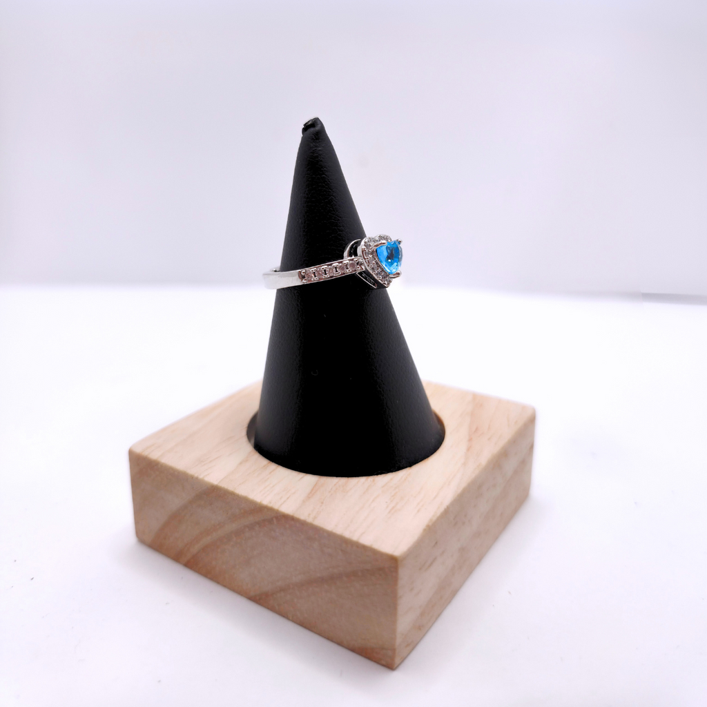 Anillo Ajustable "Corazón Celeste" con Circonita Azul – Acero Bañado en Oro Blanco 18K