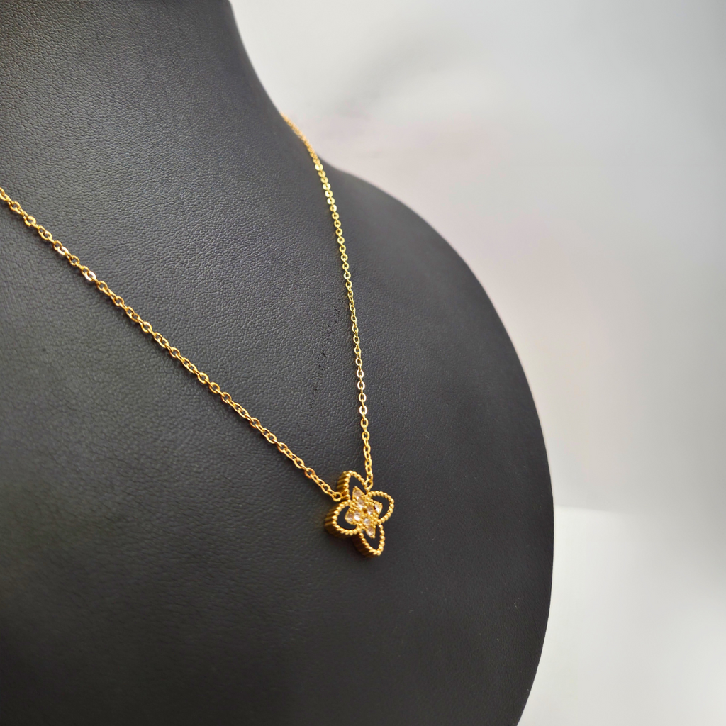 Collar con Colgante Flor de Cuatro Pétalos con Circonitas 100% Acero Bañado en Oro 18K