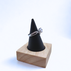 Anillo "Promesa Brillante" con Circonita Ovalada – Acero Inoxidable con Baño de Oro Blanco de 18K