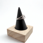 Anillo Ajustable "Versalles" con Circonita Cuadrada y Halo – Acero con Baño de Oro Blanco 18K