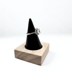 Anillo Ajustable "Gala" con Circonita Oval y Halo – Acero con Baño de Oro Blanco 18K