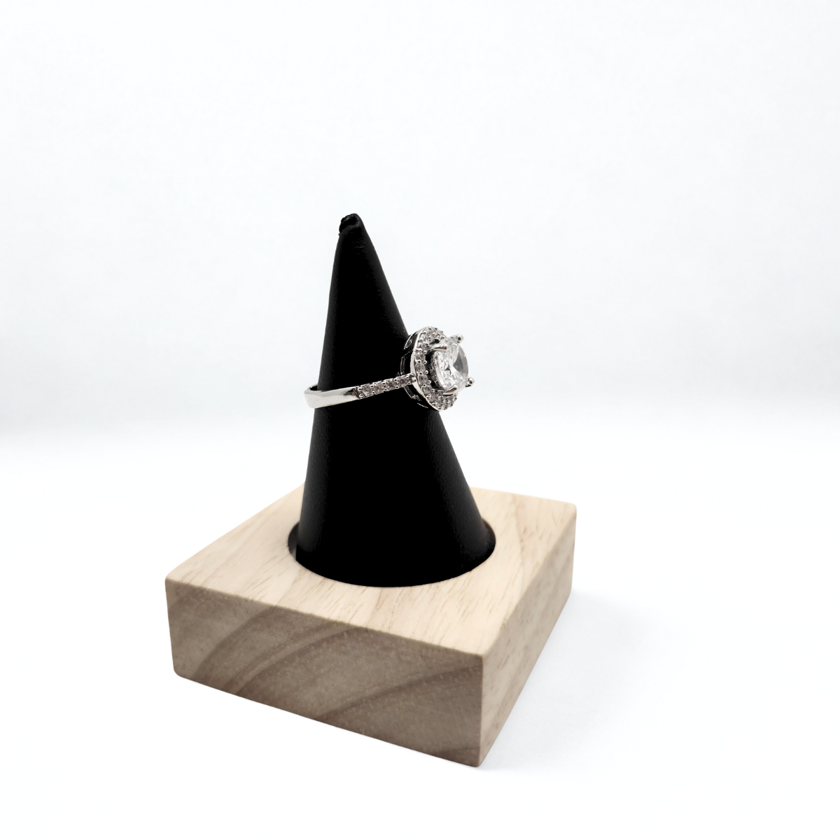 Anillo Ajustable "Gala" con Circonita Oval y Halo – Acero con Baño de Oro Blanco 18K