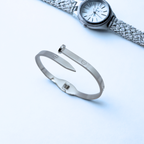 Conjunto de Joyería Círculo con Detalles de Tornillo y Circonitas 100% Acero Inoxidable Color Plata