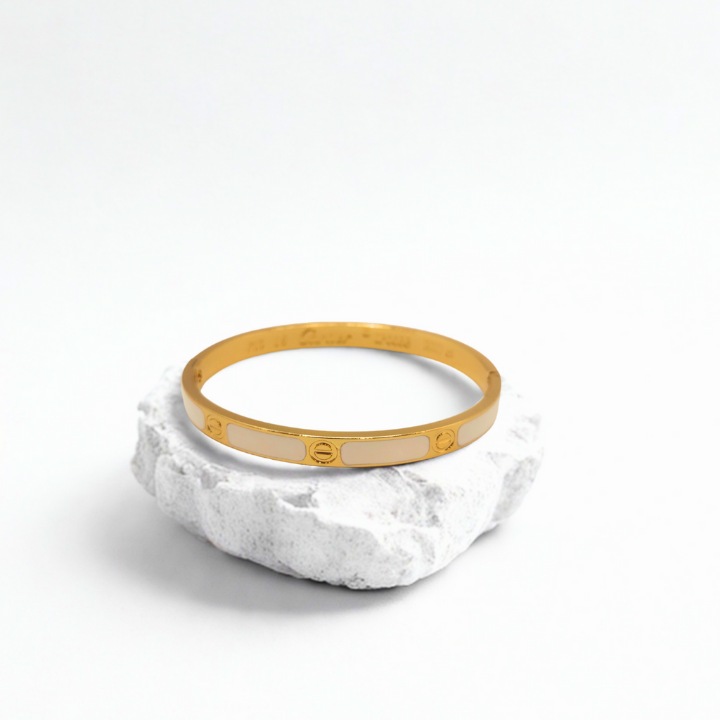 Pulsera Brazalete de Acero Chapado en Oro de 18K 100% con Detalles Esmaltados en Blanco