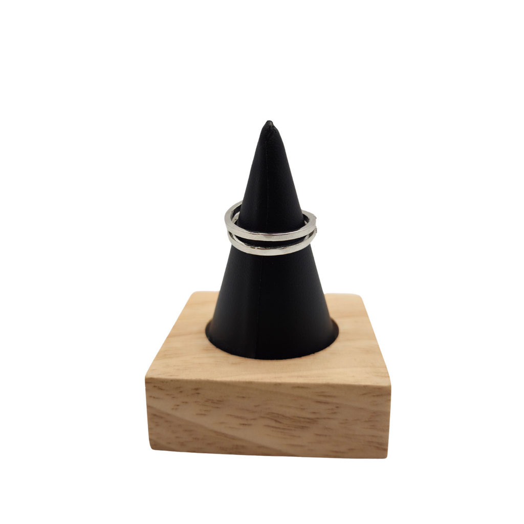 Anillo Ajustable "Clavo Rebeldía" Plateado con Circonitas – Acero Bañado en Oro Blanco 18K