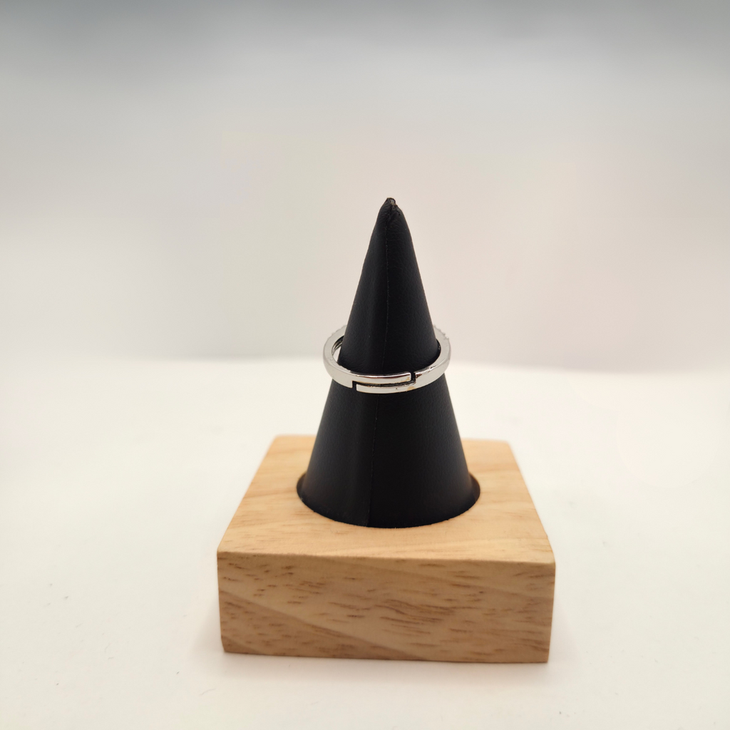 Anillo Ajustable "Gala" con Circonita Oval y Halo – Acero con Baño de Oro Blanco 18K