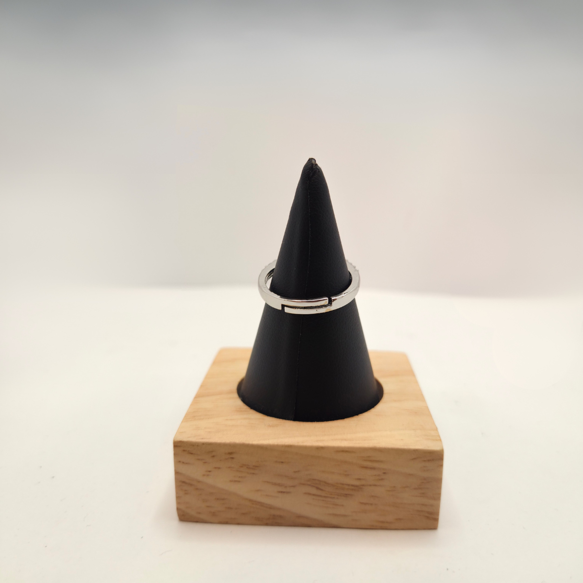 Anillo Ajustable "Gala" con Circonita Oval y Halo – Acero con Baño de Oro Blanco 18K