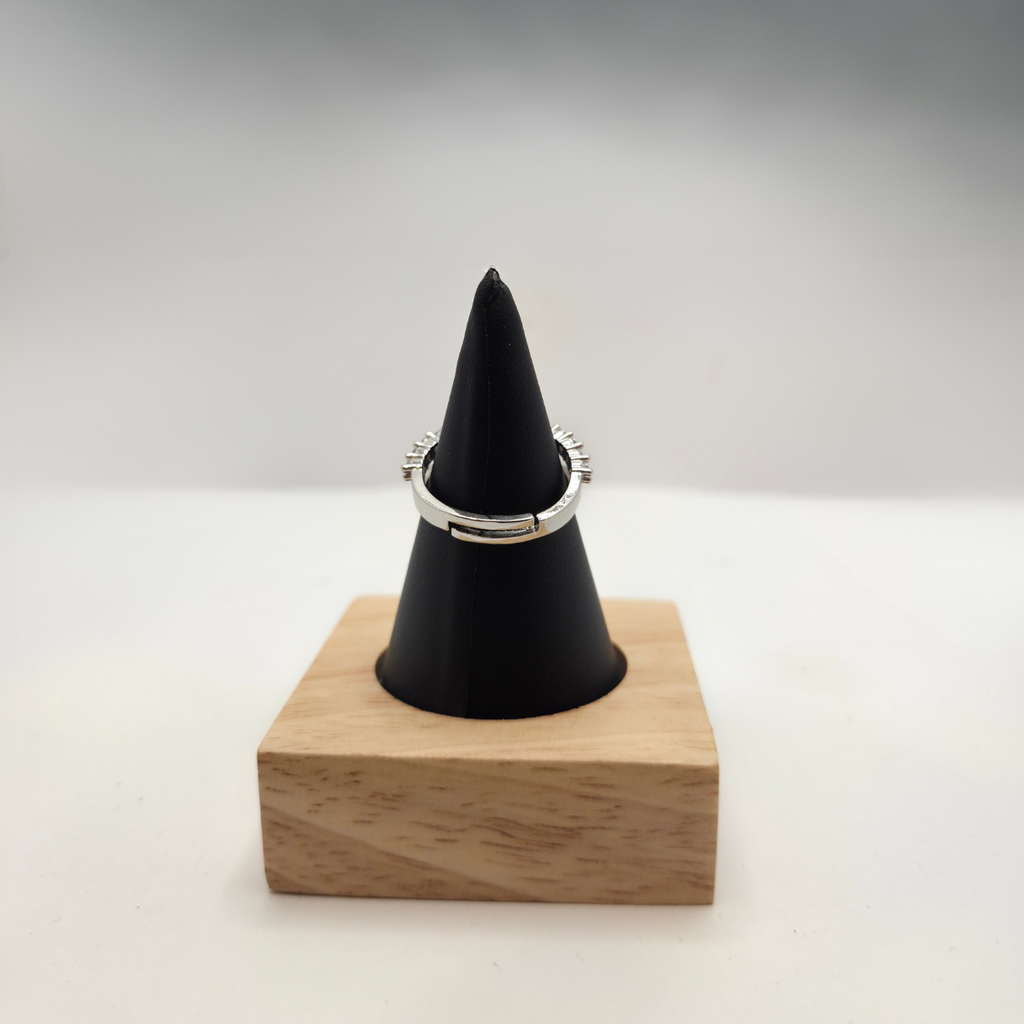 Anillo "Promesa Brillante" con Circonita Ovalada – Acero Inoxidable con Baño de Oro Blanco de 18K