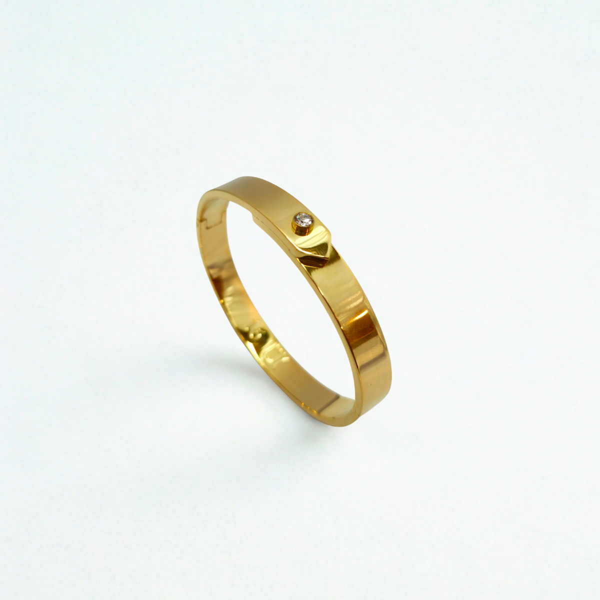 Conjunto de Joyas "Elegancia Geométrica" - Brazalete, Pendientes y Collar 100% Acero Bañado en Oro de 18K