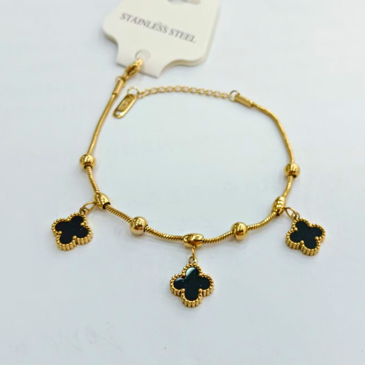 Pulsera de Cadena de Bolitas y Tréboles de Cuatro Hojas Negros - Acero Inoxidable Bañado en Oro