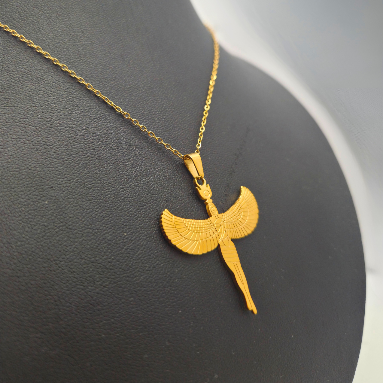 Collar de Figura Alada Egipcia 100% Acero Bañado en Oro 18K