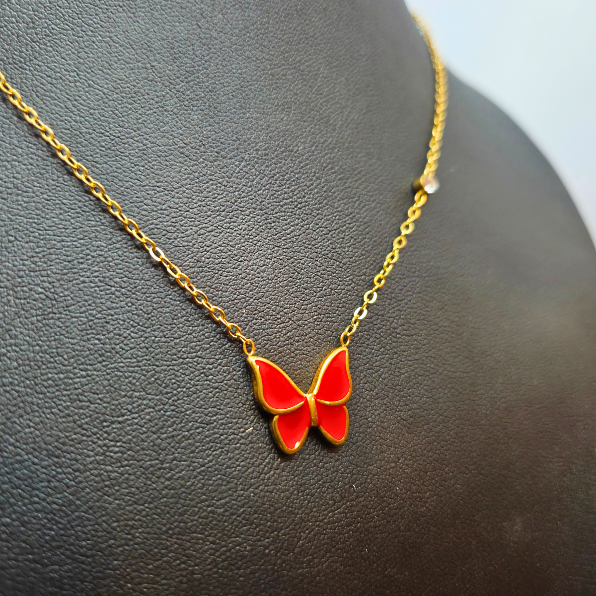 Collar con Colgante de Mariposa Esmaltada Roja y Circonitas - 100% Acero Bañado en Oro 18K