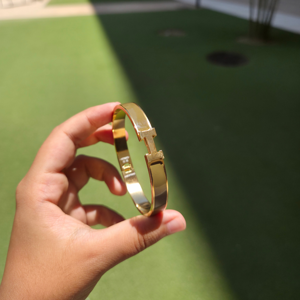 Pulsera Rígida con Diseño 'H' y Esmalte Verde - 100% Acero Bañado en Oro 18K