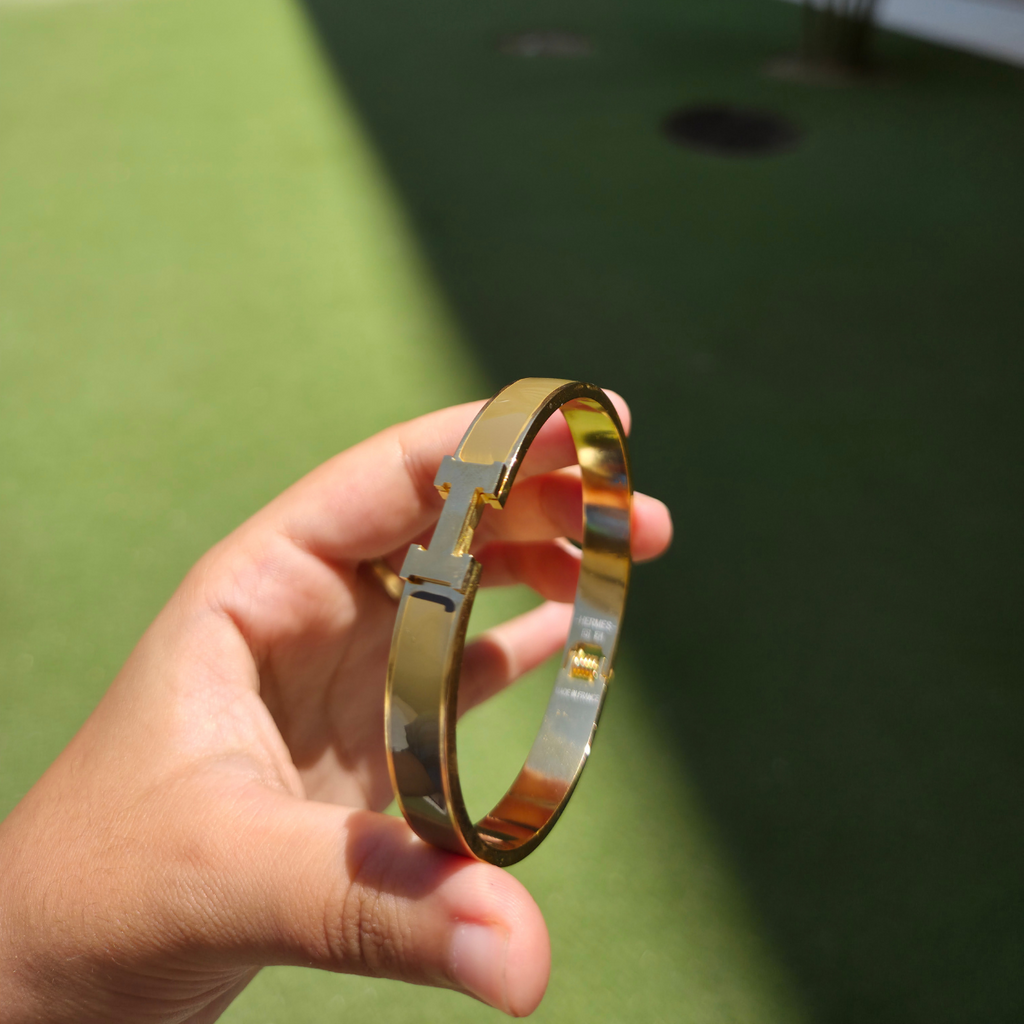 Pulsera Rígida con Diseño 'H' y Esmalte Verde - 100% Acero Bañado en Oro 18K