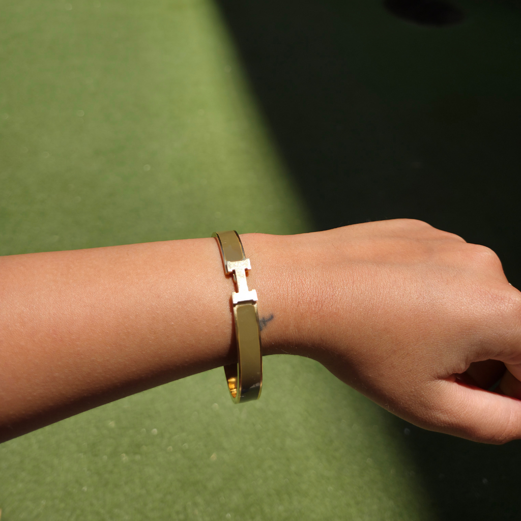 Pulsera Rígida con Diseño 'H' y Esmalte Verde - 100% Acero Bañado en Oro 18K