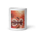 Taza blanca brillante. Cisnes forma de corazón