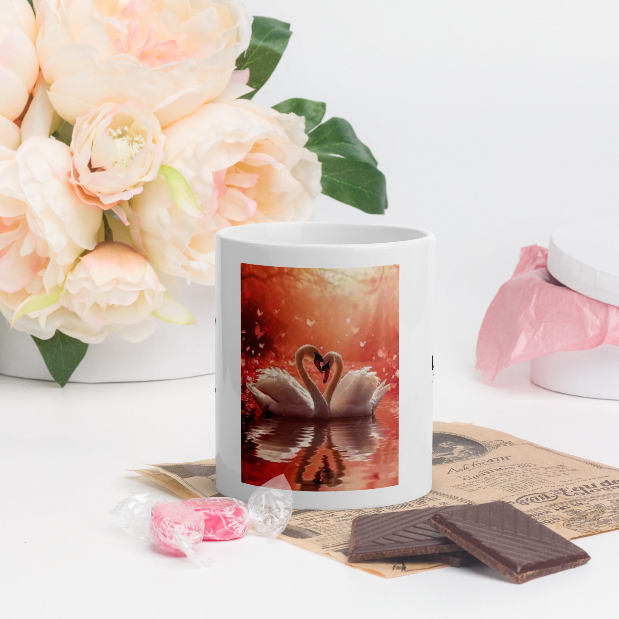 Taza blanca brillante. Cisnes forma de corazón