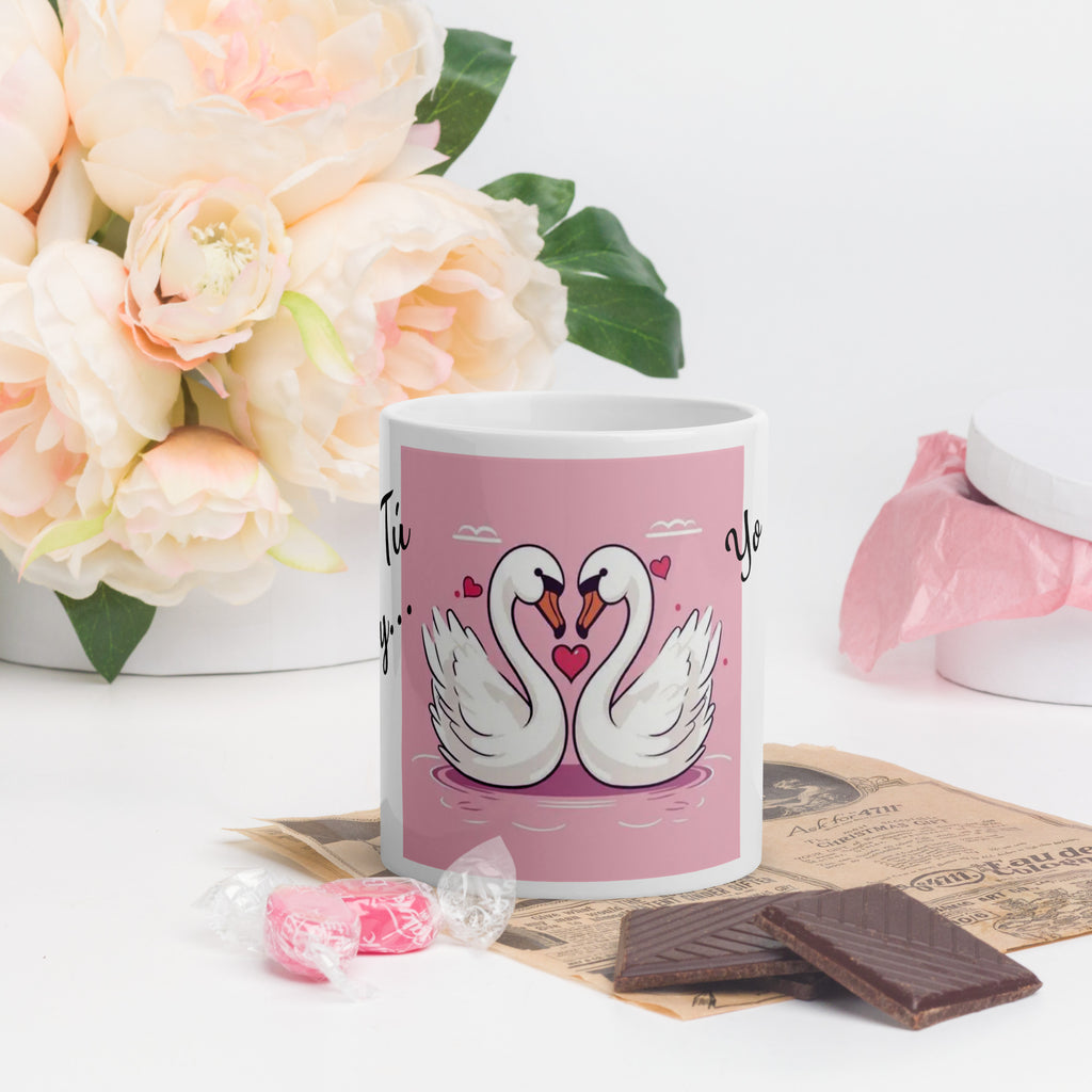 Taza blanca brillante. Dibujo cisnes con corazones