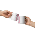 Taza blanca brillante. Dibujo cisnes con corazones