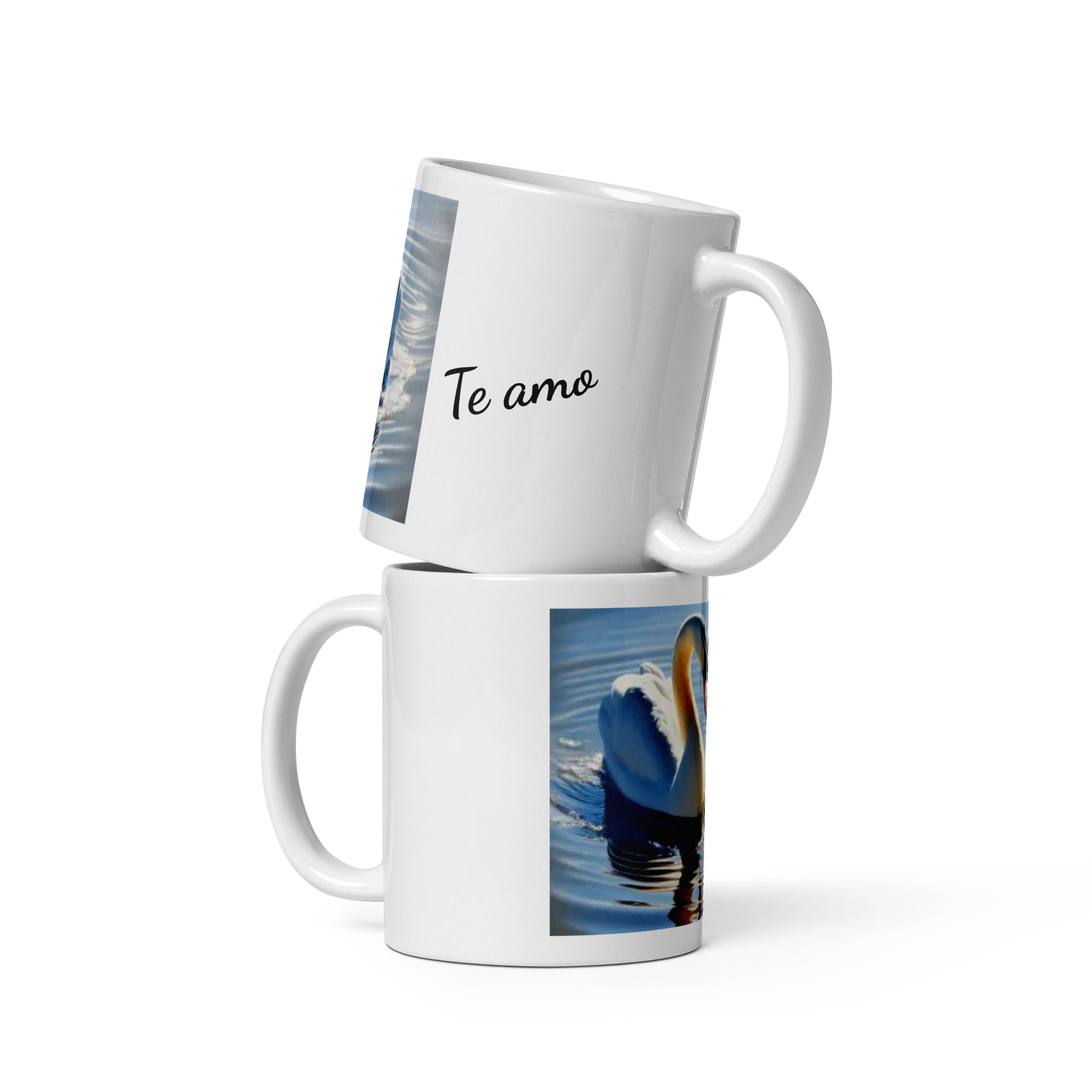 Taza blanca brillante. Cisnes agua azul.