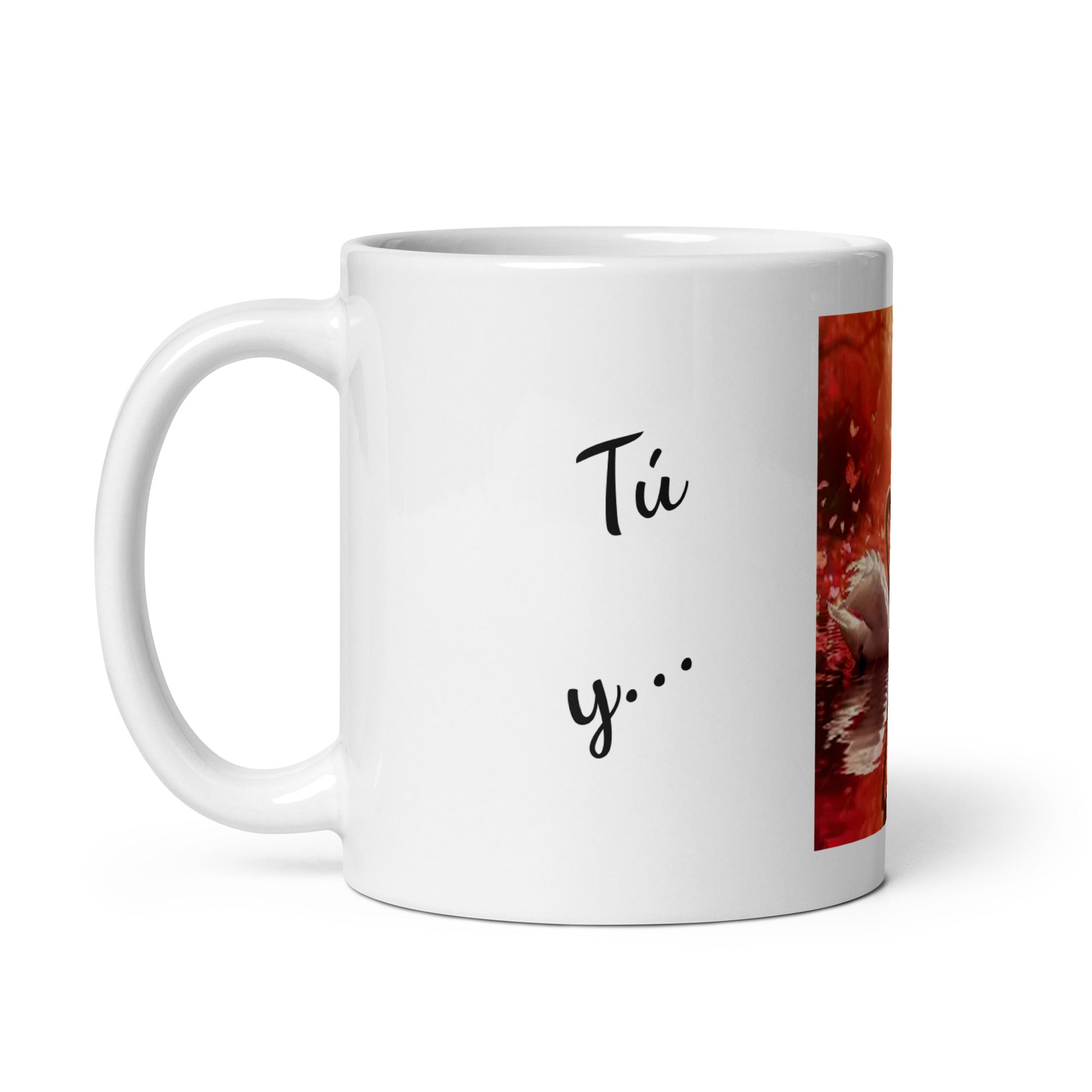 Taza blanca brillante. Cisnes forma de corazón