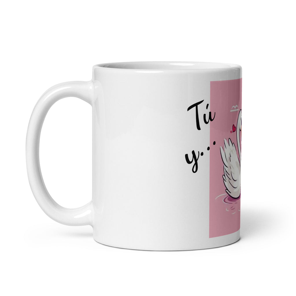 Taza blanca brillante. Dibujo cisnes con corazones