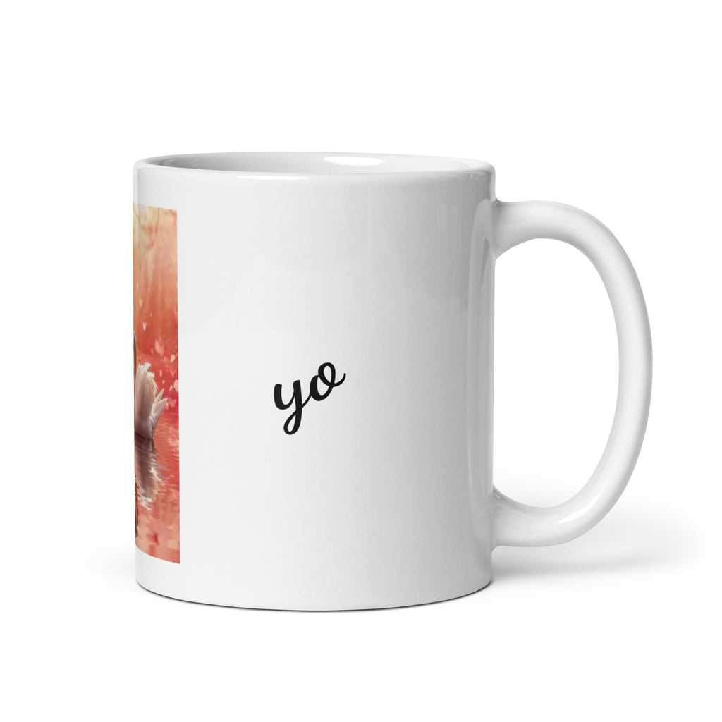 Taza blanca brillante. Cisnes forma de corazón
