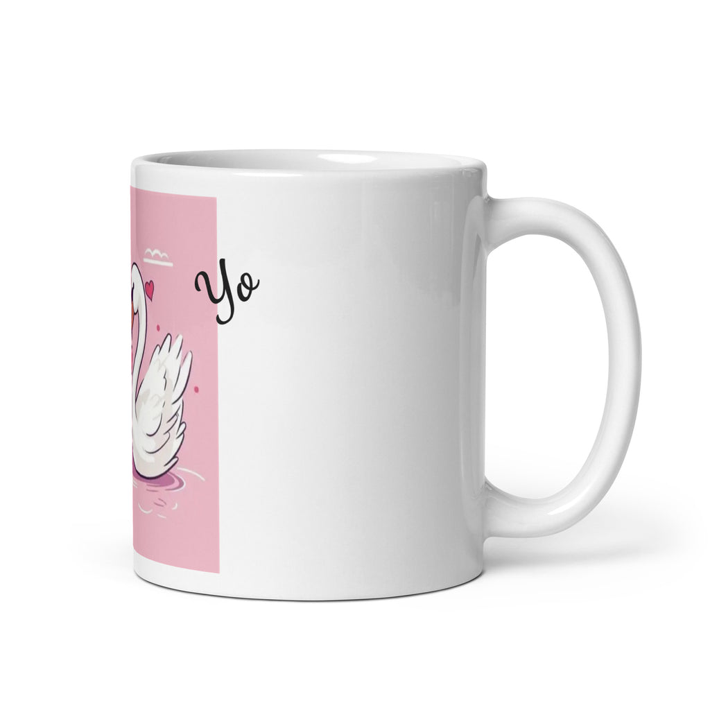Taza blanca brillante. Dibujo cisnes con corazones