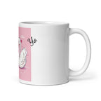 Taza blanca brillante. Dibujo cisnes con corazones