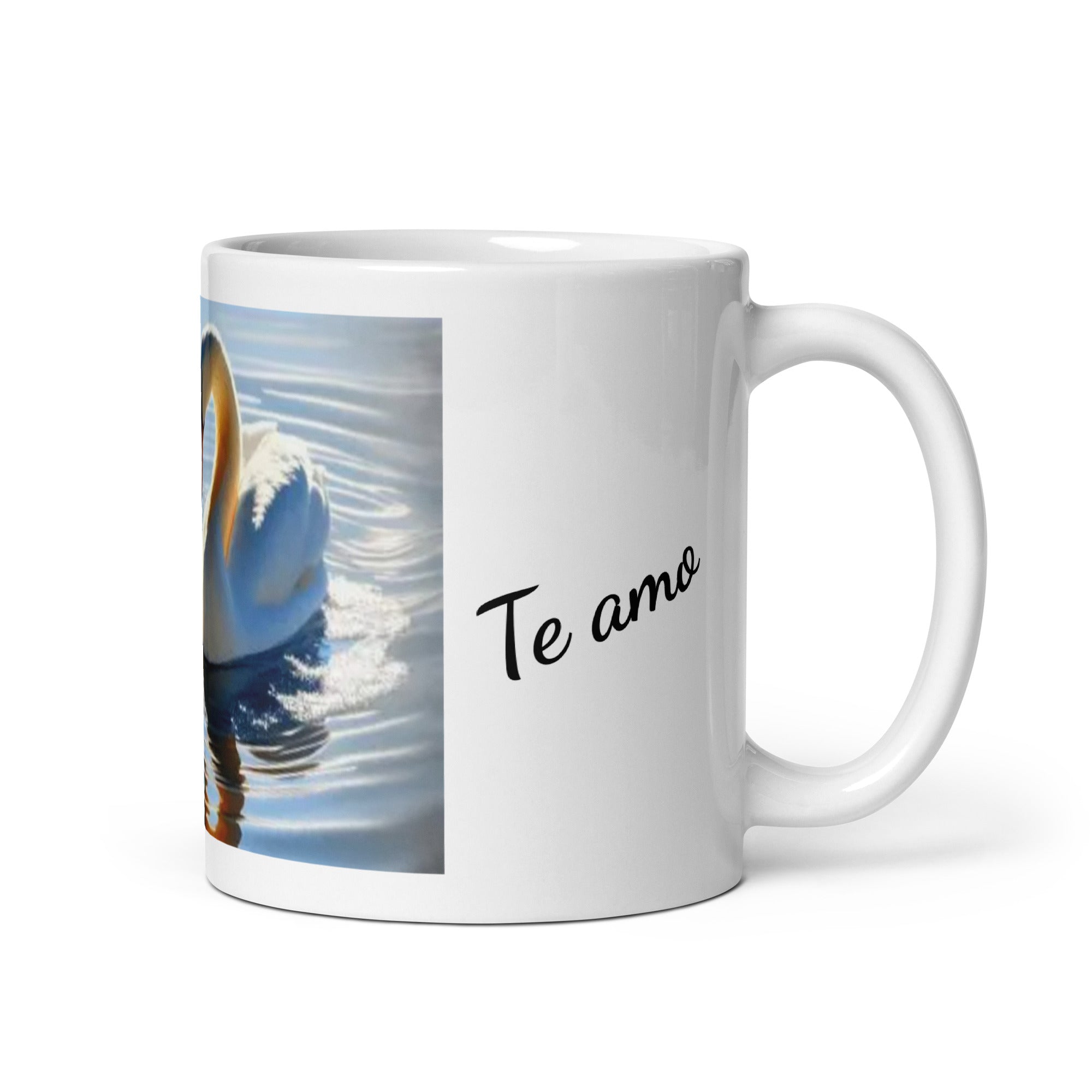 Taza blanca brillante. Cisnes agua azul.